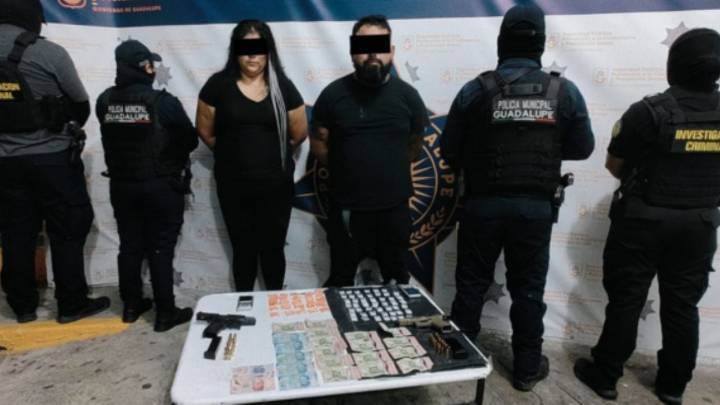 Detienen a hombre y mujer por posesión de drogas y armas en Guadalupe