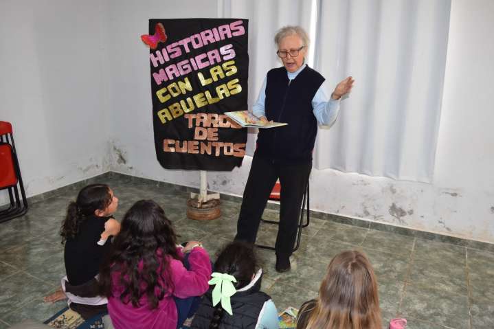 La Biblioteca Vamos a Leer celebró el Mes de las Infancias con “Historias Mágicas con las Abuelas”