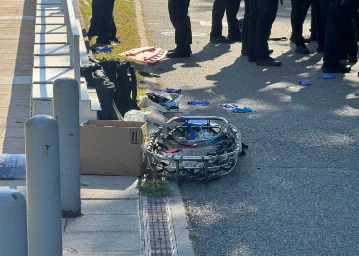 Un policía atropella a un hombre tirado en la carretera