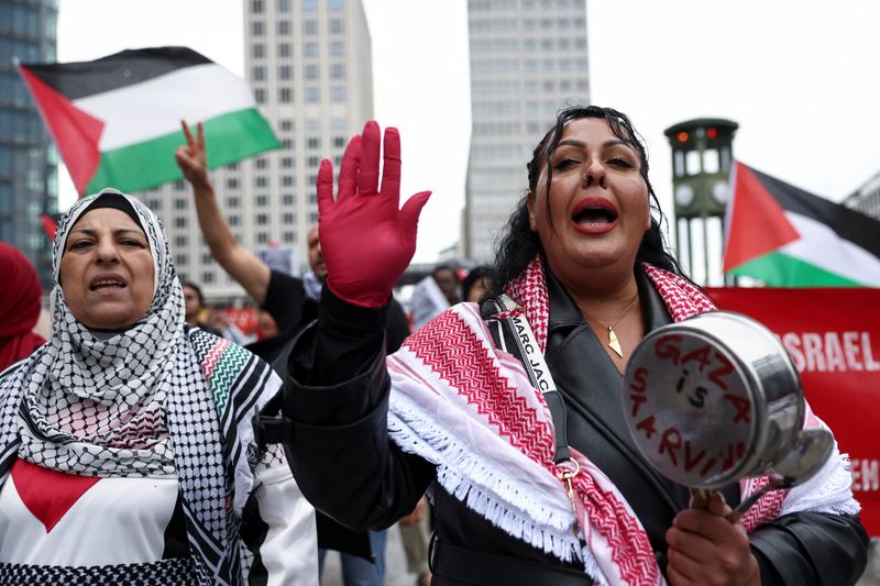Analysis-As Gaza faces starvation, reluctant Germany starts to curb support for Israel