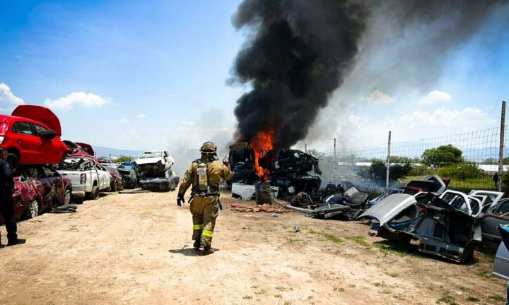 Atienden incendio en “yonke” de vehículos