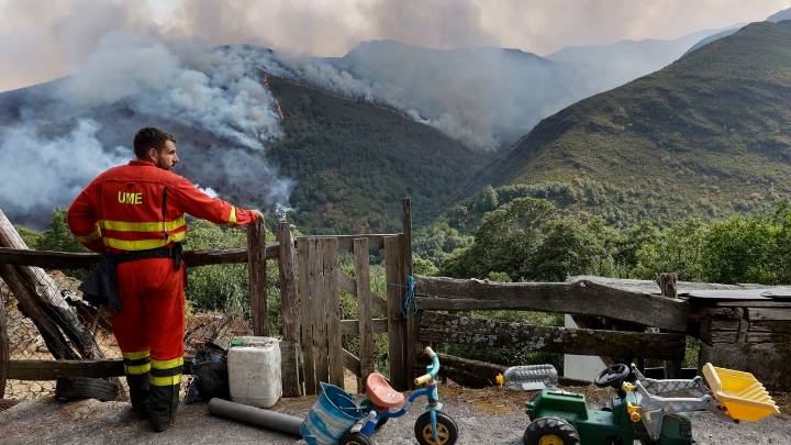 Estabilizado el incendio de Larouco, el mayor de la historia de Galicia