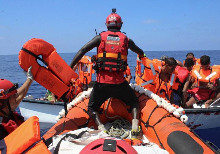 El 'Aita Mari' pone rumbo a Bari para desembarcar a los trece migrantes rescatados «que se encuentran bien y tranquilos»