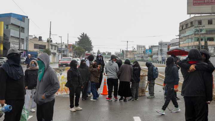 Bloquea Asamblea de la Facultad de Geografía carriles de Tollocan