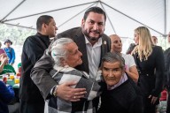 “Ustedes son el corazón de la familia”: con música y regalos, Burgueño festeja a abuelitos