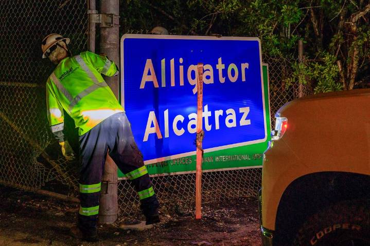 Una jueza ordena el cese de operaciones de Alligator Alcatraz en un plazo de 60 días