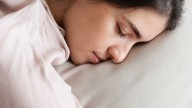 Clave para el descanso: la razón por la que deberías poner lavanda y romero debajo de la almohada