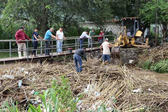Respuesta inmediata en Ahuacatlán tras desborde de río: restablecen tránsito y refuerzan vigilancia
