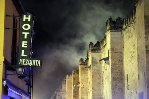 Extinguen incendio en mezquita de Córdoba