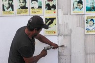 Madres Guerreras de León colocan mosaico de personas desaparecidas en FGE