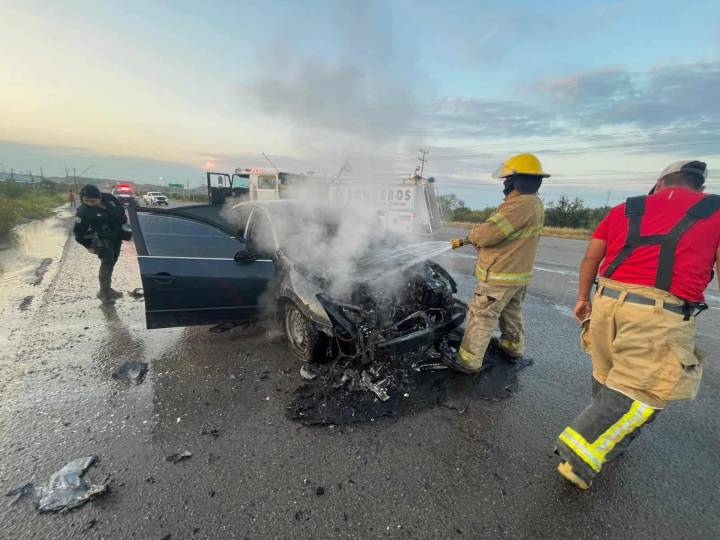 Arde auto en carretera 57