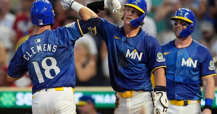 Clemens and Wallner homer as Twins beat Royals 9