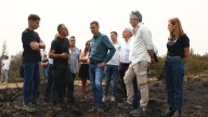 Pedro Sánchez visita una de las zonas afectadas por los incendios de León: "Se darán los recursos necesarios"