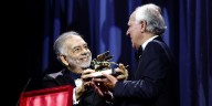 Francis Ford Coppola entregó a Werner Herzog el León de Oro del Festival de Venecia en una emotiva ceremonia