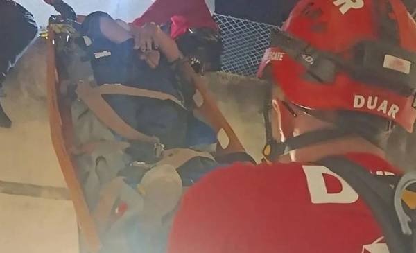 Una mujer que intentaba rescatar a su gato cayó desde un tercer piso y se fracturó