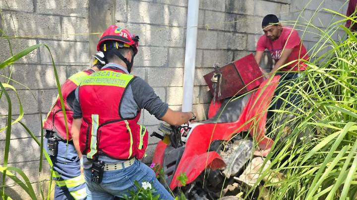 Adulto mayor que viajaba en una cuatrimoto cae de una altura de tres metros en Fortín