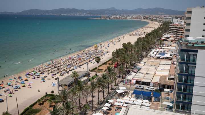 Veranear en España ya cuesta más que viajar al Caribe o Asia: los precios suben y los días se recortan