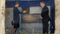 Disco de Kylie Minogue y TV de bolsillo: desentierran cápsula del tiempo sellada por la princesa Diana en hospital de Londres