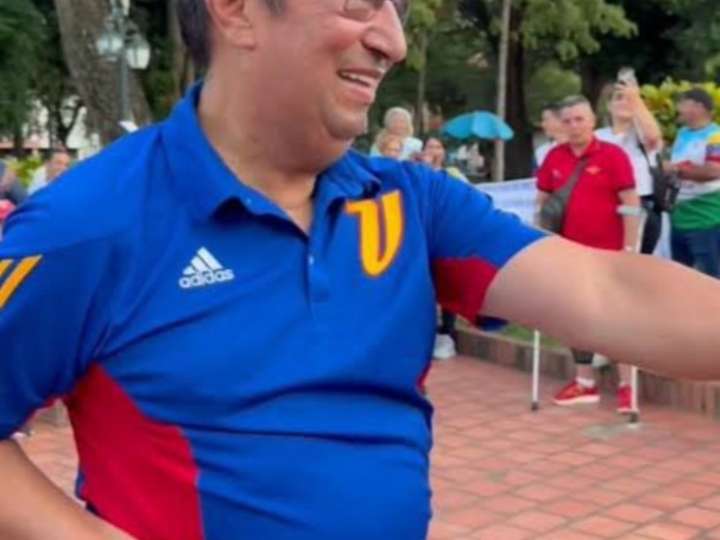 Ni Bruce Lee, ni Karate Kid, un hermano de Hugo Chávez enseña técnicas de defensa ante una eventual invasión de Estados Unidos