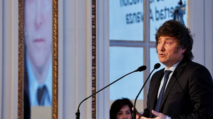 Javier Milei criticó a los senadores por aumentarse el sueldo: “En octubre se va a terminar”