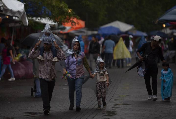Monzón y ondas tropicales desatan lluvias torrenciales en 8 estados