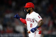 Rengifo impulsa carrera decisiva en el 8vo inning y Angelinos superan 2