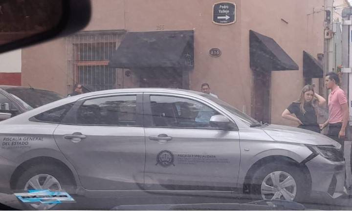 Patrulla de la FGESLP choca frente al Congreso