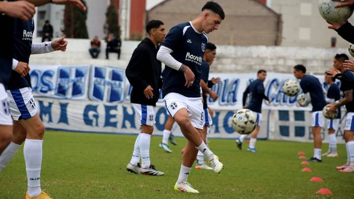 Atenas se fue a Bahía Blanca y Leva apostaría por Palavecino como titular