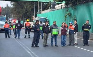 Un camión cargado con loseta cae en socavón en Periférico Oriente, en alcaldía Iztapalapa; cierran la circulación vehicular