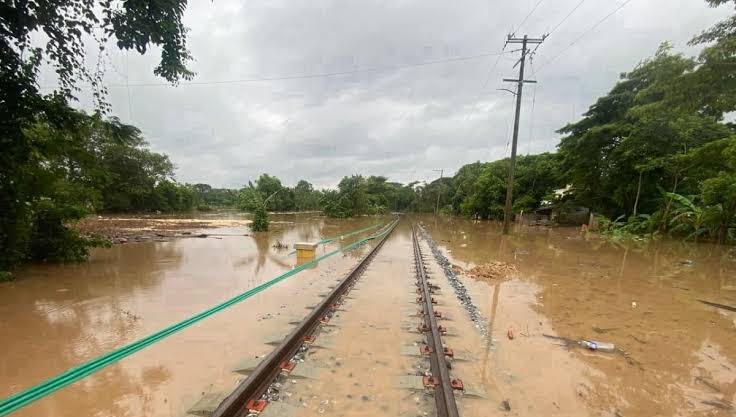 Tren Interoceánico suspende servicio en la región del Istmo en Líneas FA y Z por inundaciones en Veracruz y #Oaxaca