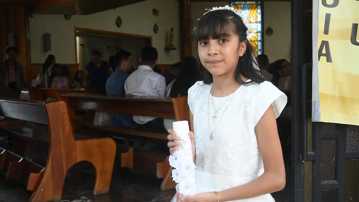 Recibe la hostia por vez primera Vania Isabella Cruz