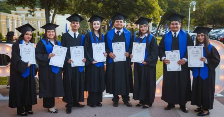 Egresa UANL primera generación en Sierra de Santiago