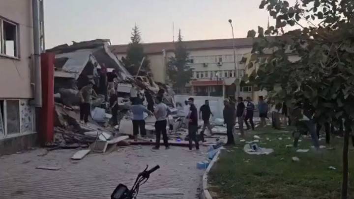 Fuerte sismo golpea a Turquía; se reportan 10 edificios derrumbados