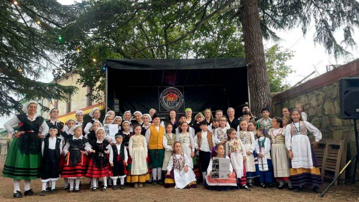 El folclore infantil da la nota en la parroquia gijonesa de Cenero