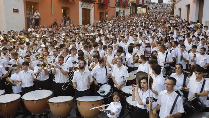 Más de 1.000 músicos hacen vibrar Ontinyent con la marcha mora «Chimo»