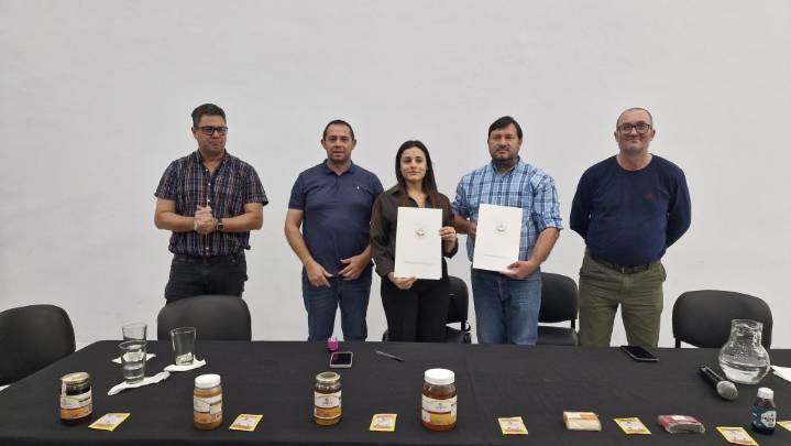 PUERTO VILELAS: Inició El Curso De Apicultura En La Casa De La De La Historia Y La Cultura