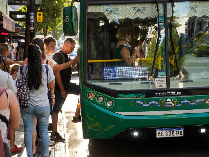 Viajar gratis en colectivo: el truco para ahorrar $20.000 que funciona con 20 bancos y apps