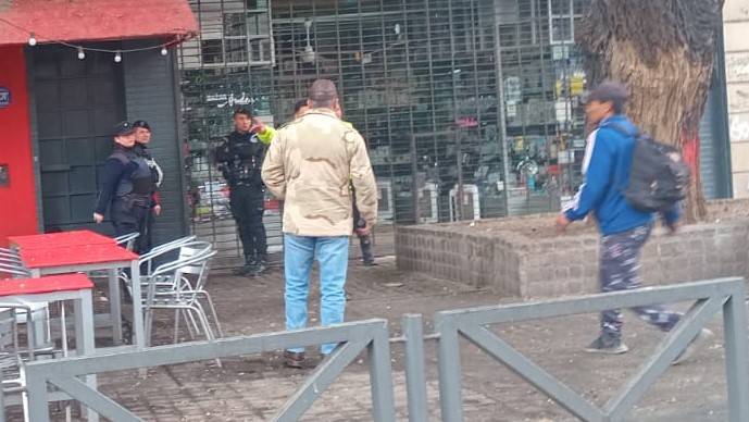 Le robó a una turista en pleno centro, lo atraparon con un millón de pesos y la mochila sustraída