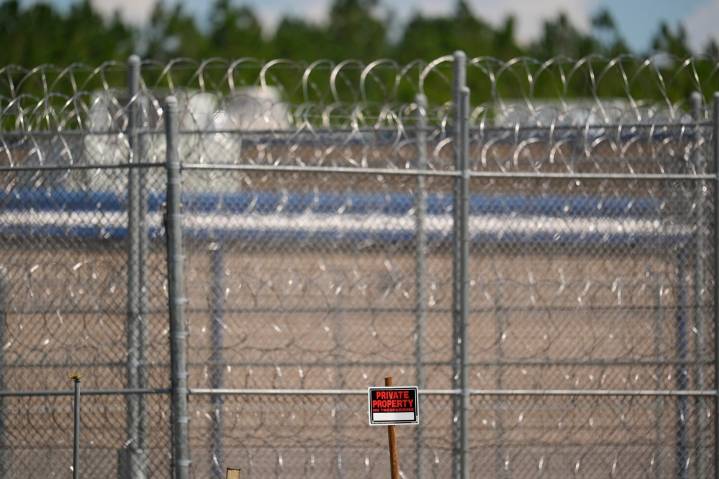 Número de arrestos de migrantes realizados por ICE cayó 19% en julio