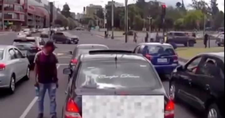 VIDEO: conductor y limpiaparabrisas protagonizaron calurosa pelea en Quito