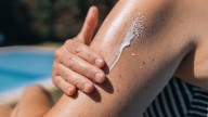 FDA da advertencias a Supergoop! y más marcas de protector solar