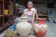 Guadalupe Castillo preserva la tradición de la alfarería en Chililico, Huejutla