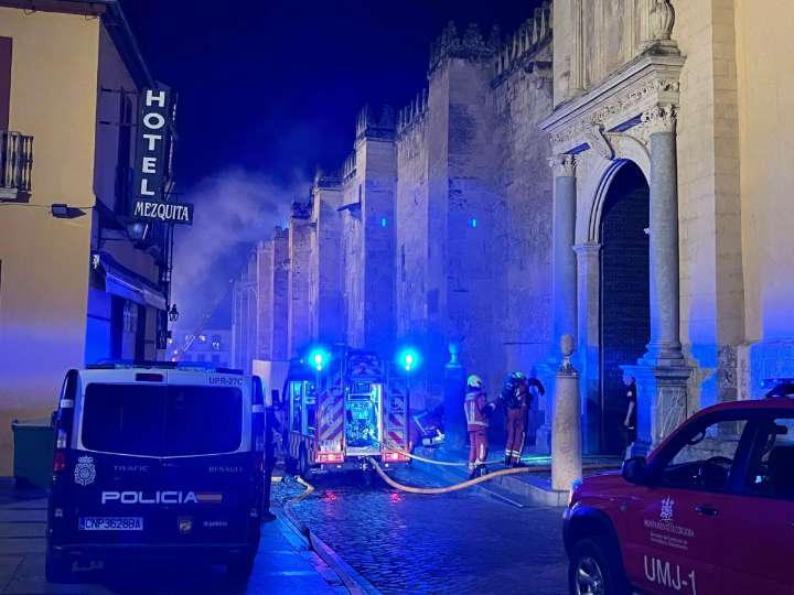 Los bomberos extinguen las llamas en la Mezquita de Córdoba y trabajan para que “no se reavive”