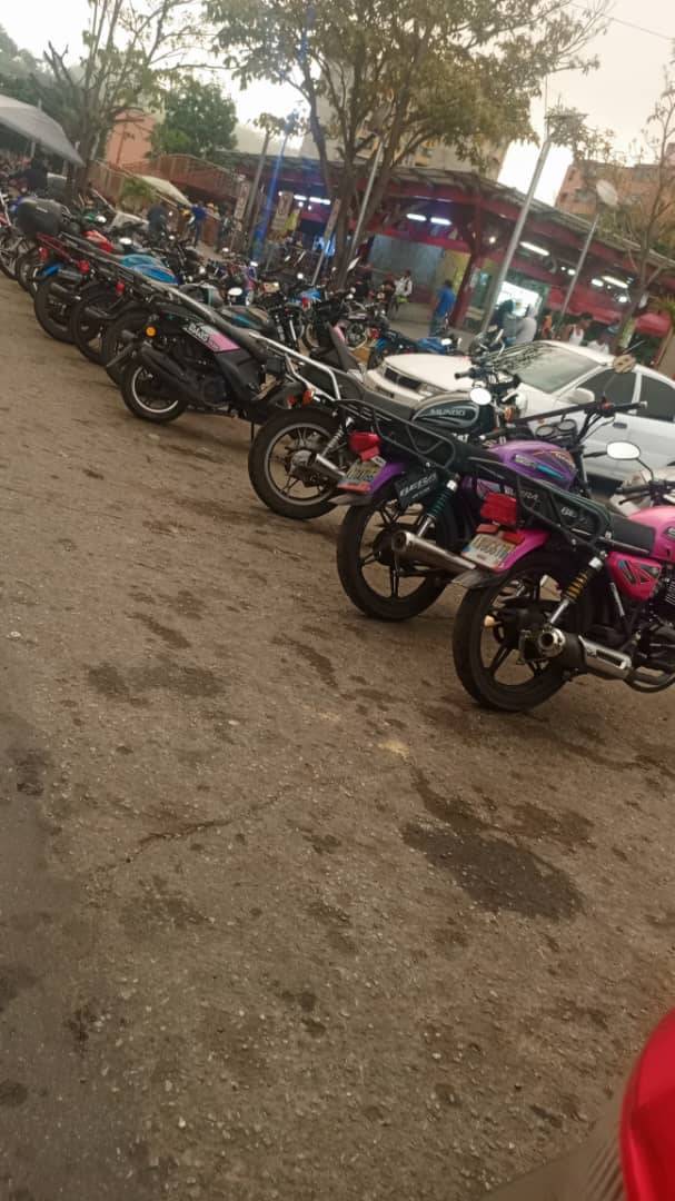 Dos horas atrapado entre motos: pacientes denuncian descontrol en estacionamiento del Victorino Santaella 