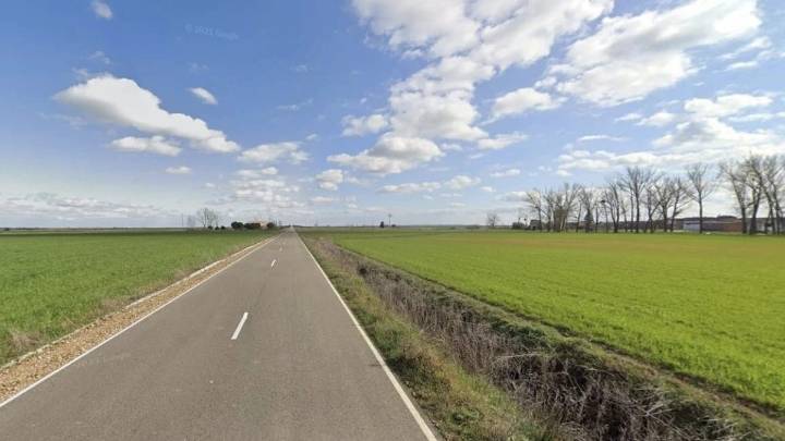 Un muerto y dos heridos tras chocar una moto y un coche en un pueblo de Palencia