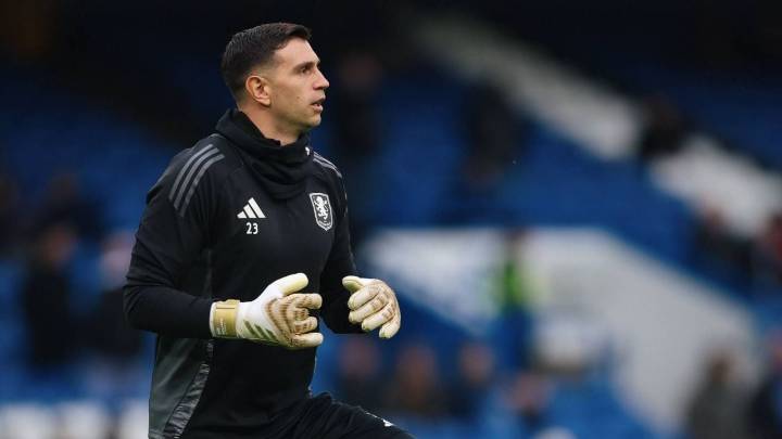 ¿Señal de salida? La razón por la que Dibu Martínez no estuvo en el debut de Aston Villa