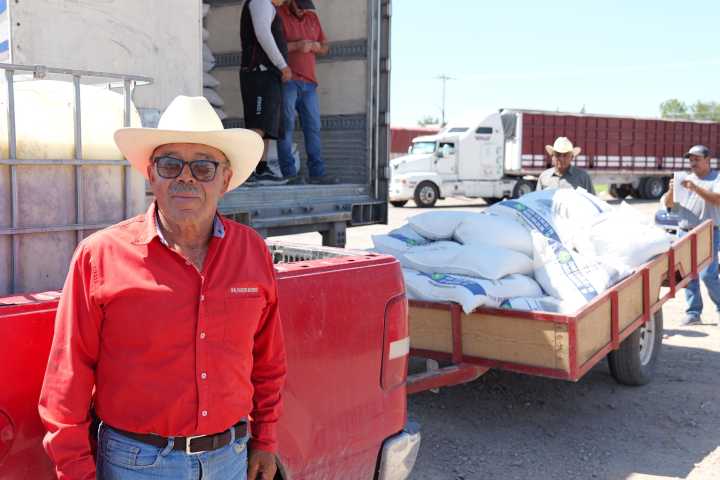 Arturo Zubia entrega maíz rolado en Camargo