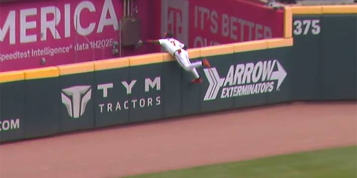 Jurickson Profar climbs wall to rob homer