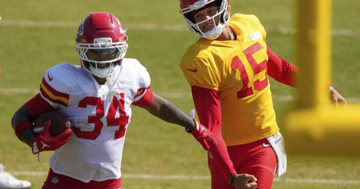 Mahomes, Chiefs starters to play in preseason opener against Cardinals
