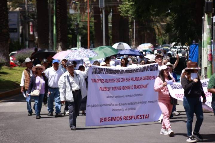 Jubilados y pensionados marchan en Hidalgo por incremento en sus pagos